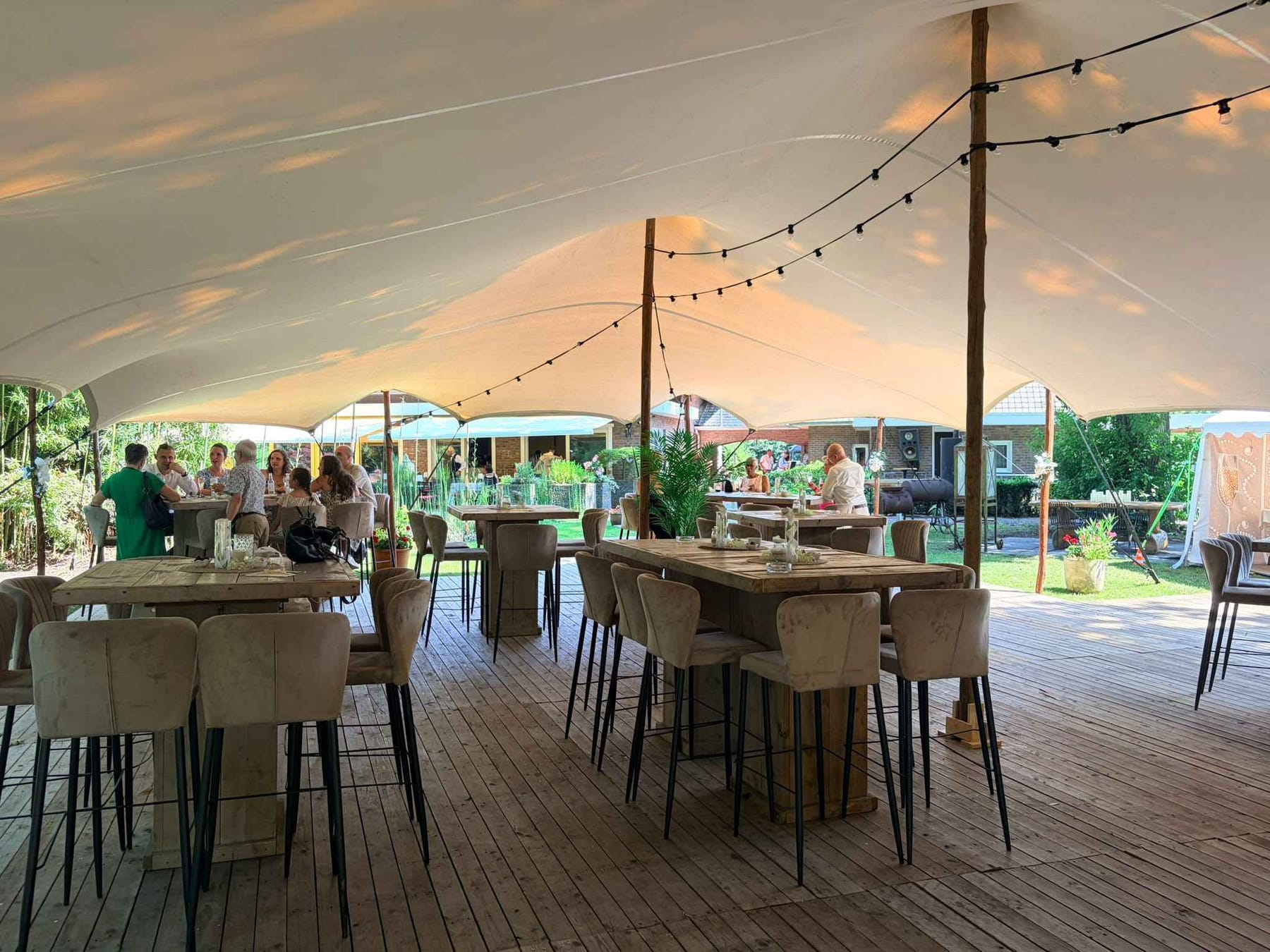 Gedekte tafels onder een stretchtent