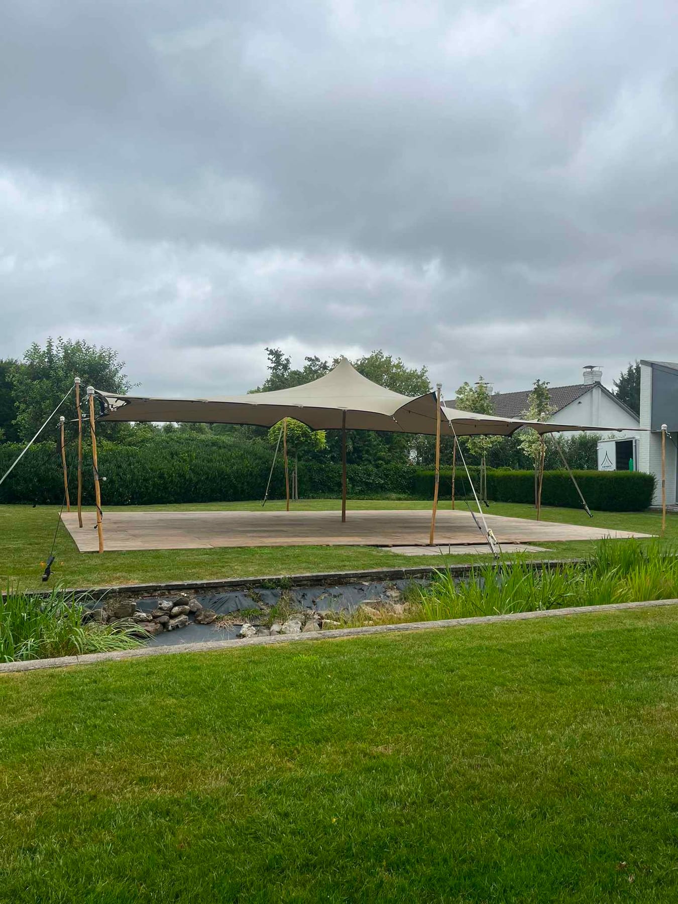 Stretchtent in een tuin
